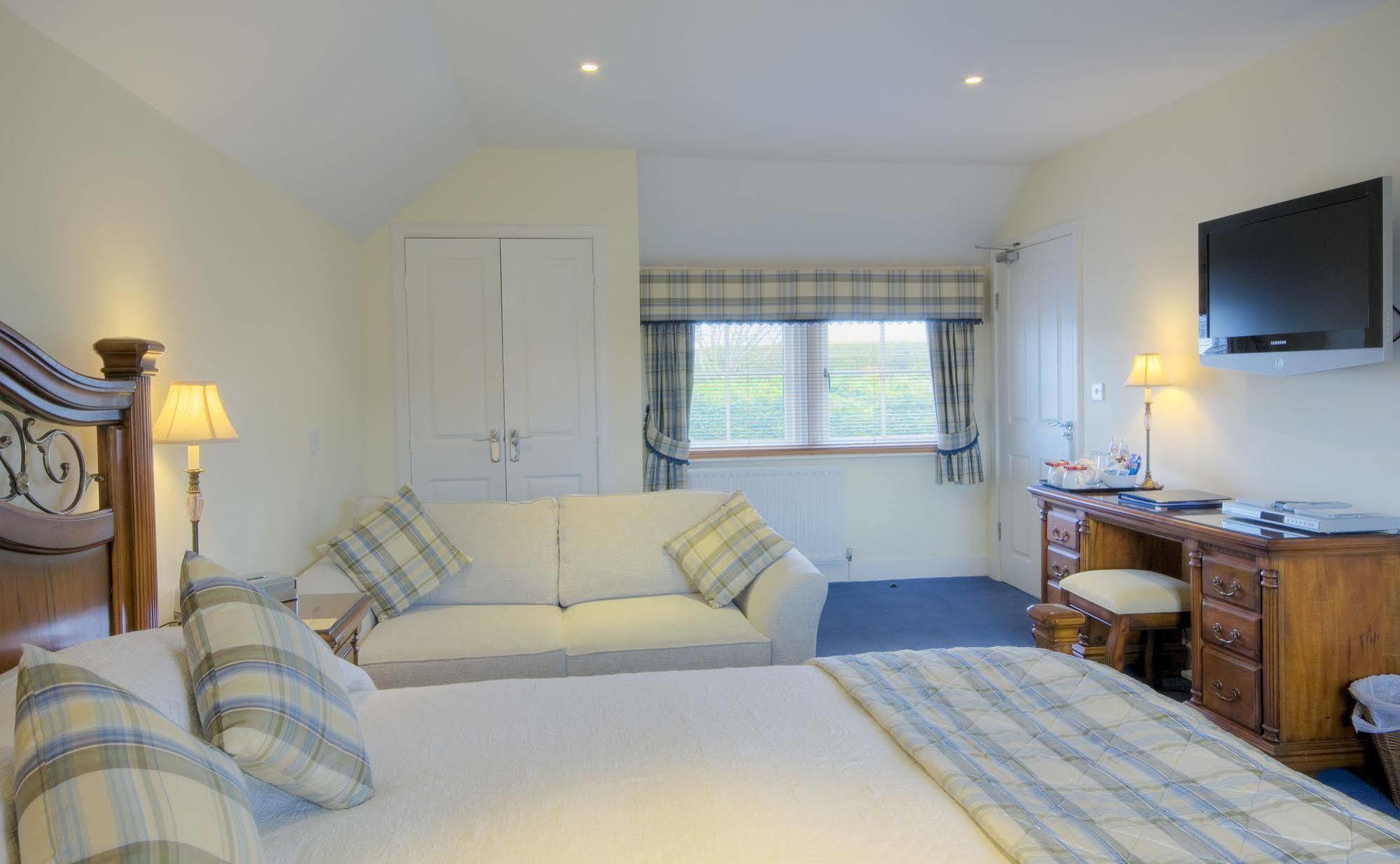 The Wheatsheaf Hotel And Restaurant Swinton  ภายนอก รูปภาพ